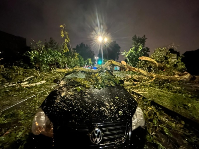 Maltempo Lombardia, è il momento della conta dei danni: feriti gravi, famiglie senza casa, alberi crollati e auto distrutte