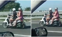 Con lo scooter in autostrada, ma in sella coi genitori c'è anche il figlio piccolo (senza casco): il video