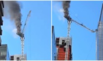 Il video della gru a fuoco in pieno centro a New York: colpisce un edificio vicino e poi crolla al suolo
