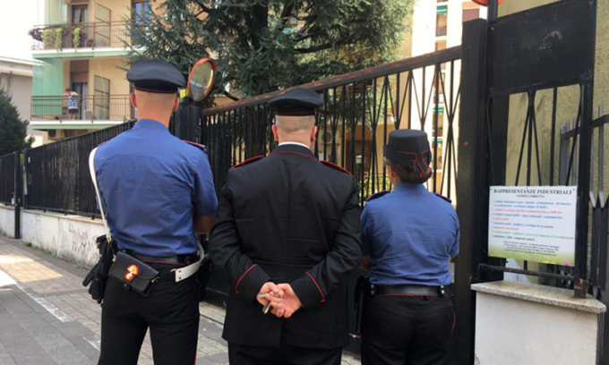 Uccide la moglie coi figli nell’altra stanza a Napoli, a Milano 20enne accoltellata alla gola dall’ex