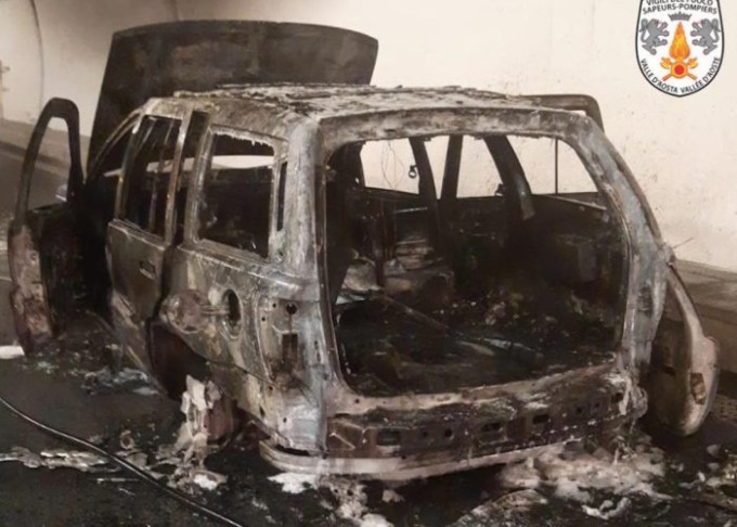 Auto elettrica prende fuoco nel parcheggio del supermercato, cadavere carbonizzato all’interno, si scopre che era di un disabile