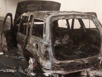 Lei lo lascia, lui le incendia l’auto