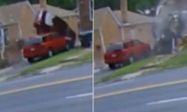 L'auto vola a tutta velocità dentro casa e sfiora un bambino di tre anni: l'incredibile video