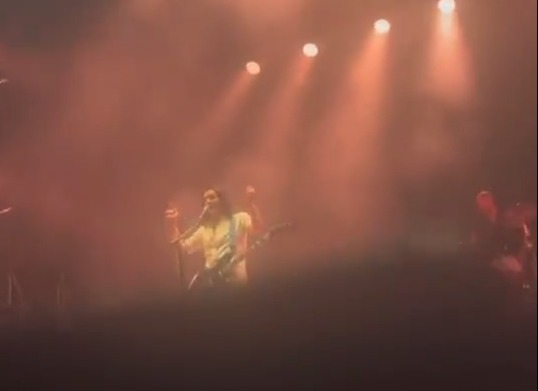 Il video in cui Brian Molko insulta Meloni in italiano: “Razzista, nazista, vaff……”