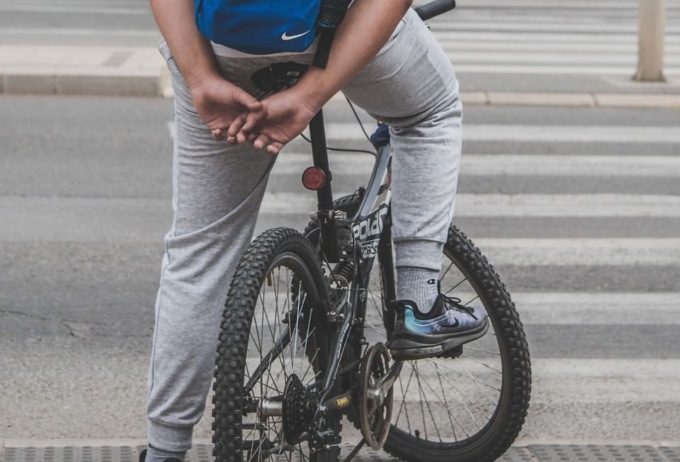 In bici sulle strisce pedonali, multa da 860 euro