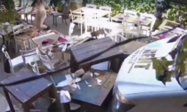 Camion senza guida travolge i tavolini dei bar in centro a Cagliari: quindici turisti investiti