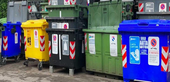Bologna torna indietro ai cassonetti: niente più porta a porta per il decoro delle strade