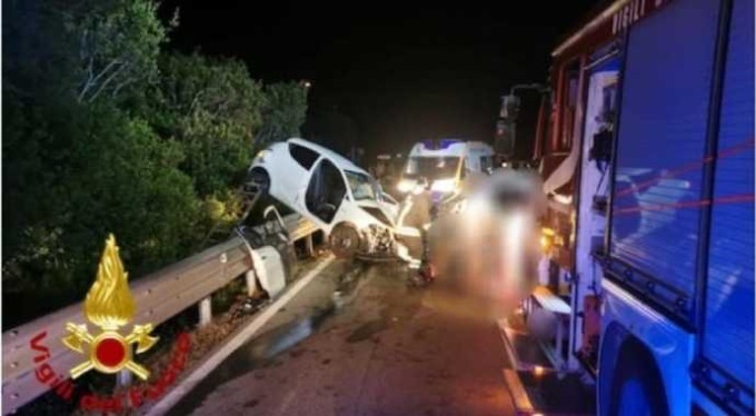 In sei in auto, travolgono e uccidono connazionale in moto, poi escono di strada. Morte madre e due figlie