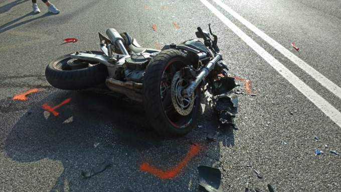 Si scontra con un’auto pirata, cade e viene travolto da un altro mezzo: muore a 46 anni