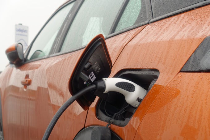 Mercato auto giugno 2023, piccolo aumento per quelle con “la spina”