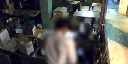 Ladro seriale smascherato dalle telecamere dell’osteria e messo sui social, ma la fidanzata si infuria: “E’ diffamazione”