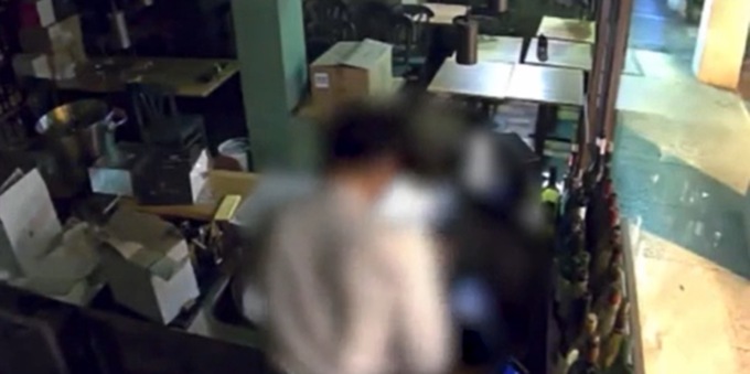 Ladro seriale smascherato dalle telecamere dell’osteria e messo sui social, ma la fidanzata si infuria: “E’ diffamazione”