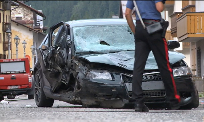 Tragedia a Cadore, tedesca arrestata: "Ha inveito anche contro i cadaveri a terra". Negativa ad alcol e droghe