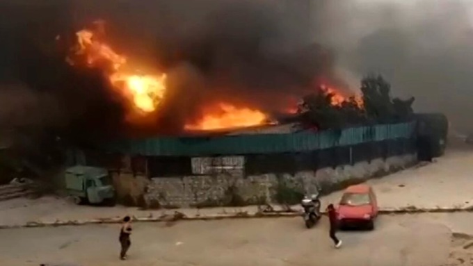 Incendio in casa durante la veglia funebre, la salma brucia nell’appartamento