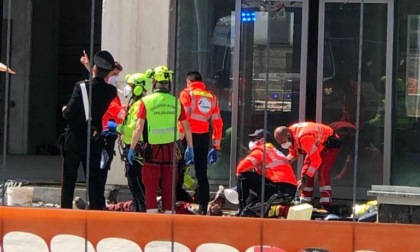 Cade dal balcone e gli finisce pure in testa una lastra di marmo