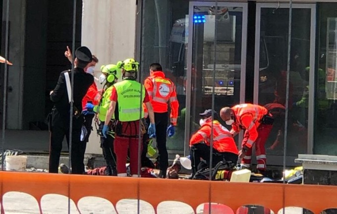Cade dal balcone e gli finisce pure in testa una lastra di marmo