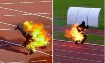 Pompiere batte il record dei 100 metri interamente avvolto dalle fiamme: il folle video