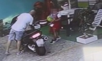 Porta un bambino a rubare in un negozio: il video shock da Napoli
