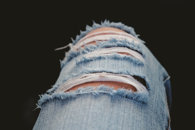 Abbigliamento uomo: i pantaloni che non devono mai mancare nel guardaroba