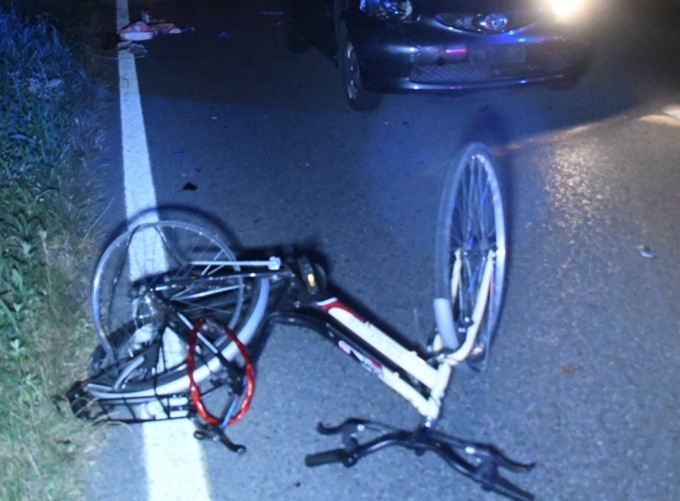 Scorta il marito in bici sotto la pioggia: lui scivola, lei lo investe con l’auto e lo uccide