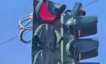 Cosa è questa storia della foto del semaforo sciolto per il caldo