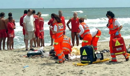 Bambina di 10 anni annega in mare, travolta da un’onda anomala mentre gioca con le sorelle