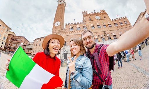 Approfitta della calca al Palio di Siena per fotografare parti intime di ragazze minorenni