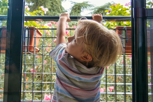 Bimbo precipita dal balcone e fa un volo di 5 metri: salvo per miracolo