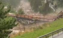 Il maltempo fa ancora disastri: il video del ponte spazzato via dal fiume in piena
