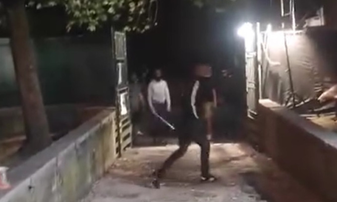 Blitz squadrista dell’estrema destra alla festa di Rifondazione: un anziano ferito
