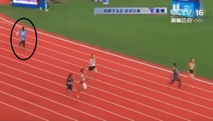 Chi è l’atleta che ha corso i 100 metri in 21 secondi e perché è stata scelta per gareggiare (e fare una figuraccia mondiale)