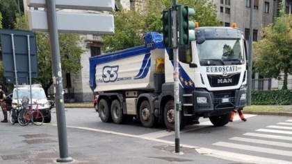 28enne in bicicletta investita e uccisa da un camion a Milano: è il quinto caso da inizio anno