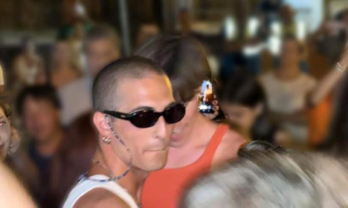Damiano dei Maneskin balla in mezzo alla gente in una sagra toscana
