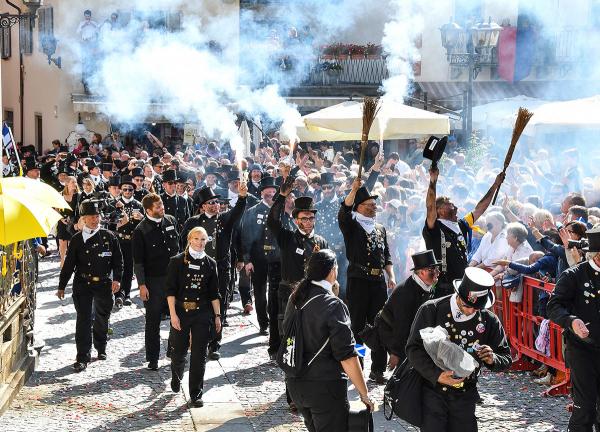 Perché per cinque giorni si raduneranno 1.200 spazzacamini da tutto il mondo in un piccolo Comune del Piemonte
