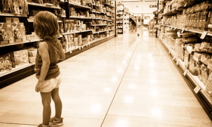 Bambina di 3 anni scappa di casa, ritrovata... al supermercato