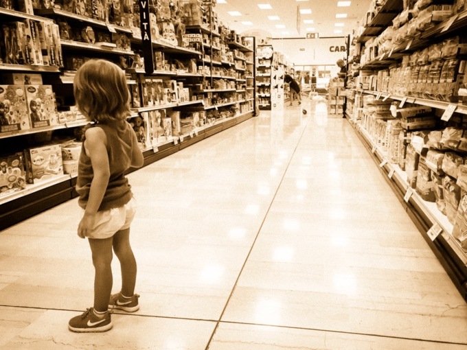 Bambina di 3 anni scappa di casa, ritrovata… al supermercato