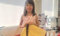 La bambina di 7 anni che taglia per la prima volta i suoi lunghi capelli per donarli ai malati di tumore