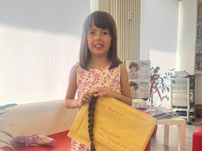 La bambina di 7 anni che taglia per la prima volta i suoi lunghi capelli per donarli ai malati di tumore