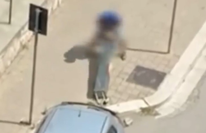 Sradica un parchimetro e se lo porta via in auto, l’incredibile video