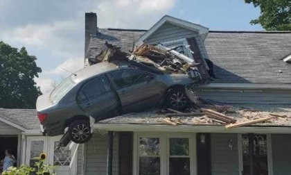 Ma come ha fatto a finire lì? Auto entra dalla finestra di casa... al secondo piano