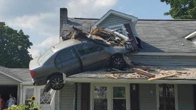 Ma come ha fatto a finire lì? Auto entra dalla finestra di casa… al secondo piano