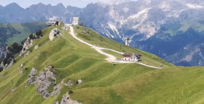 Bimba di 3 anni cade da un sasso e precipita in un dirupo sulle Dolomiti