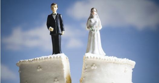 Matrimonio da incubo: il marito tira la torta in faccia alla moglie, lei scappa e chiede il divorzio