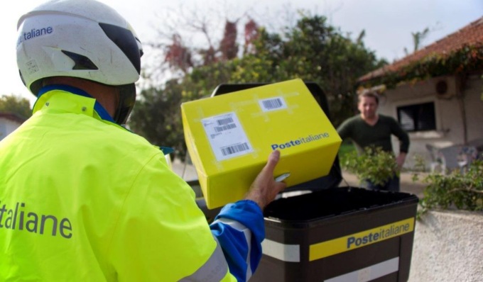 Offerte di lavoro: Poste Italiane assume portalettere in 11 regioni. Come fare domanda e i requisiti necessari