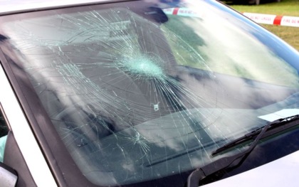 Prende a pugni l’auto con a bordo la moglie e l’amante, ma è… la macchina sbagliata (e a bordo c’è una coppia che non c’entra nulla)