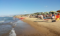 Quanto costa un giorno in spiaggia al mare: i prezzi di lettini, sdraio e ombrelloni