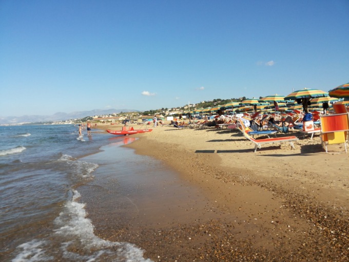 Quanto costa un giorno in spiaggia al mare: i prezzi di lettini, sdraio e ombrelloni