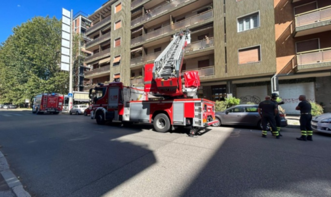 Lo scherzo del nipotino al nonno finisce malissimo: chiuso fuori dal balcone e salvato dai pompieri