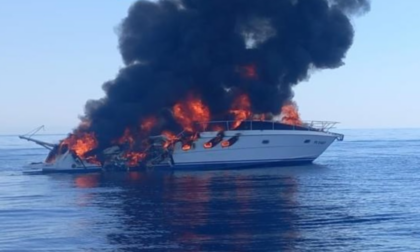 Barca di 13 metri va a fuoco e affonda a largo di Livorno: sei adulti e tre bambini salvi su una zattera