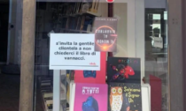 La libraia veneta che non vende il libro di Vannacci presa di mira sui social e al telefono (pure di notte)